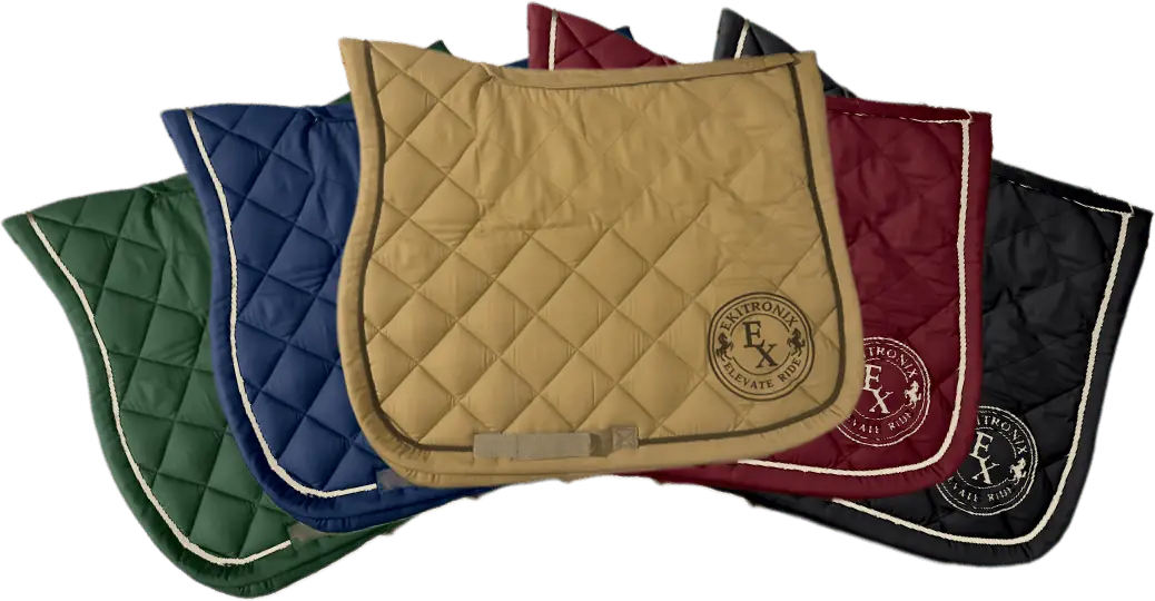Cinq tapis Ekipad en éventail : vert, bleu marine, beige, bordeaux et noir.